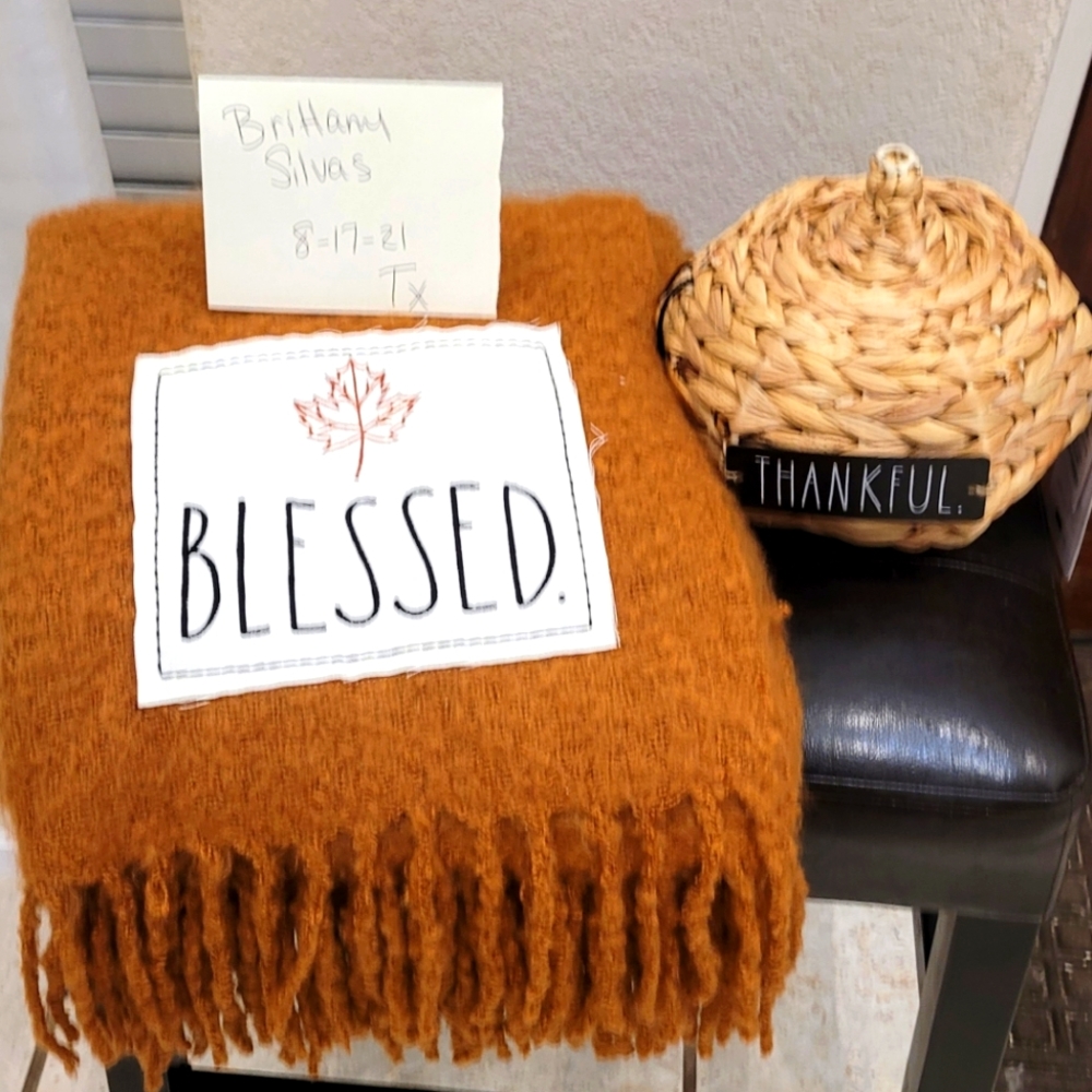 Rae dunn throw/ pumkin